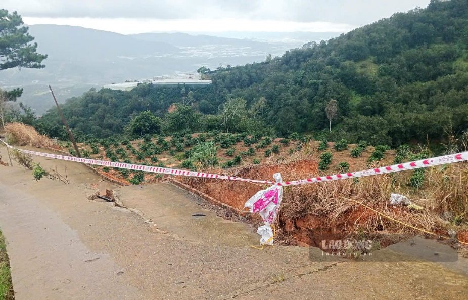 Đoạn đường bị sạt lở kéo dài khoảng 15 m và ngày càng lan rộng. Ảnh chụp ngày 12.9 (Ảnh: Nhi Nhi)