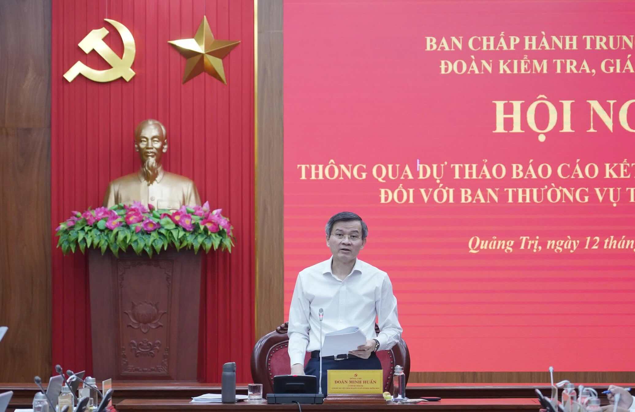 Ông Đoàn Minh Huấn đề nghị Tỉnh ủy Quảng Trị tiếp tục rà soát, hoàn thiện, cụ thể hóa các quy định về công tác cán bộ. Ảnh: Tân Hướng