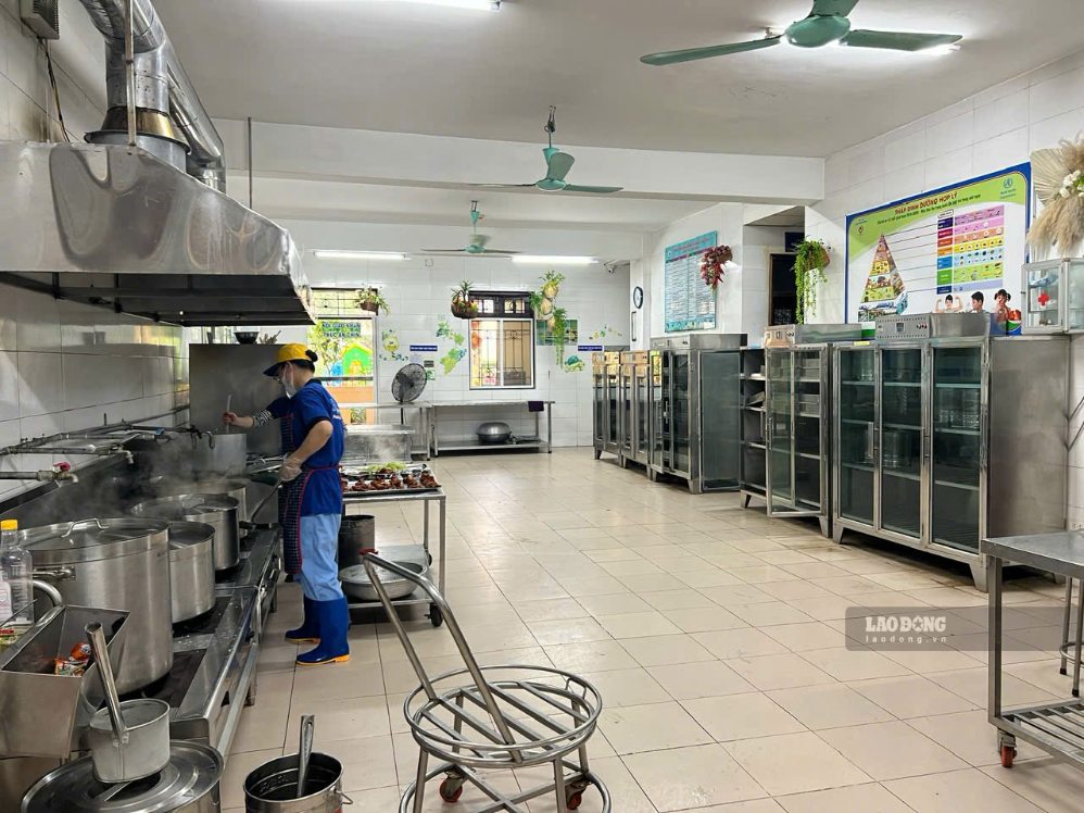 Nhiều trường học đã tổ chức đấu thầu, cung cấp suất ăn bán trú theo hình thức hiện đại, đảm bảo an toàn vệ sinh thực phẩm. Ảnh: Hữu Long (chụp tháng 8.2025)