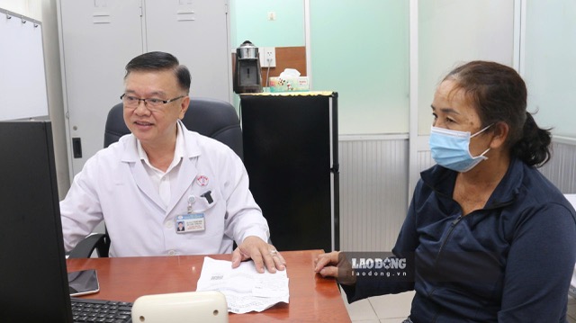 BS.CKII Lê Trung Nhân khám bệnh cho bệnh nhân. Ảnh: Nguyễn Ly chụp ngày 10.9.2026
