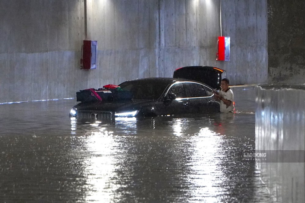 Voiture en panne dans le tunnel d'An Phu (Hô Chi Minh-Ville) dans la soirée du 10 septembre. Photo: Minh Quan