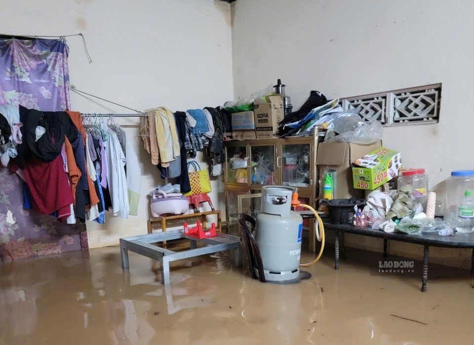 Nhà dân tại phường Phước Tân bị ngập sâu ngày 11.9. Ảnh: HAC