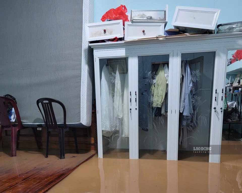 Đồ đạc được người dân kê cao tránh bị hư hỏng. Ảnh: HAC