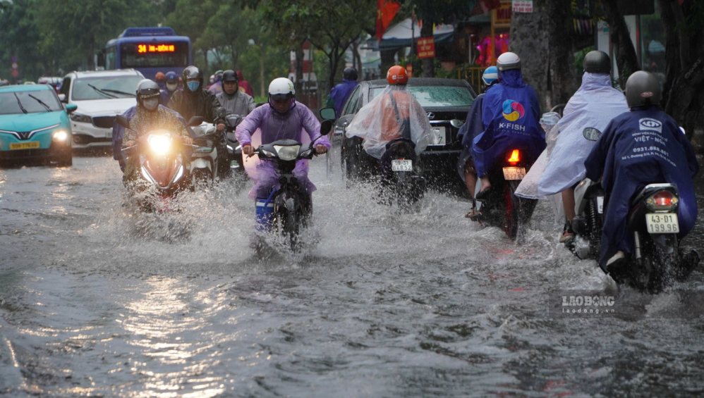Enregistré dans l'après-midi du 12 septembre, la marée monte rapidement, la rue Trần Xuân Soạn est profondément inondée. Photo: Thái Bảo