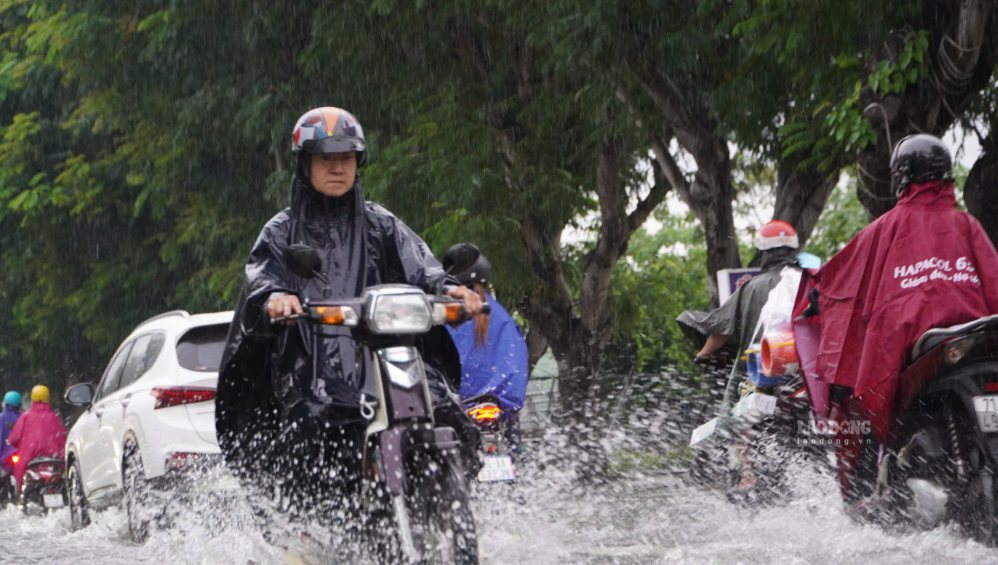 Triều cường kết hợp mưa lớn làm gia tăng nguy cơ ngập tại các vùng trũng thấp ở TPHCM.