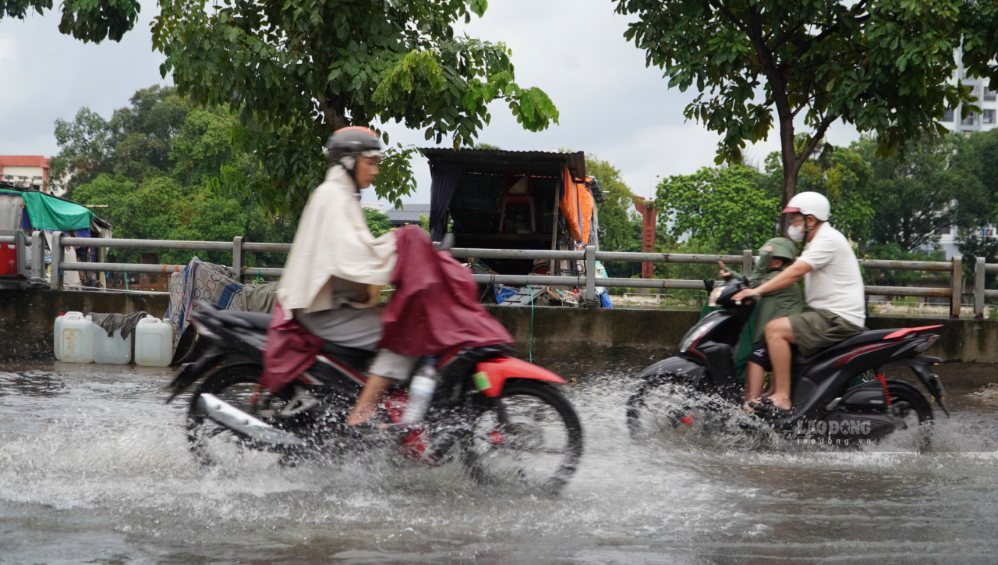 Nước triều cường dâng cao trên đường Trần Xuân Soạn, chiều 12.9. Ảnh: Thái Bảo