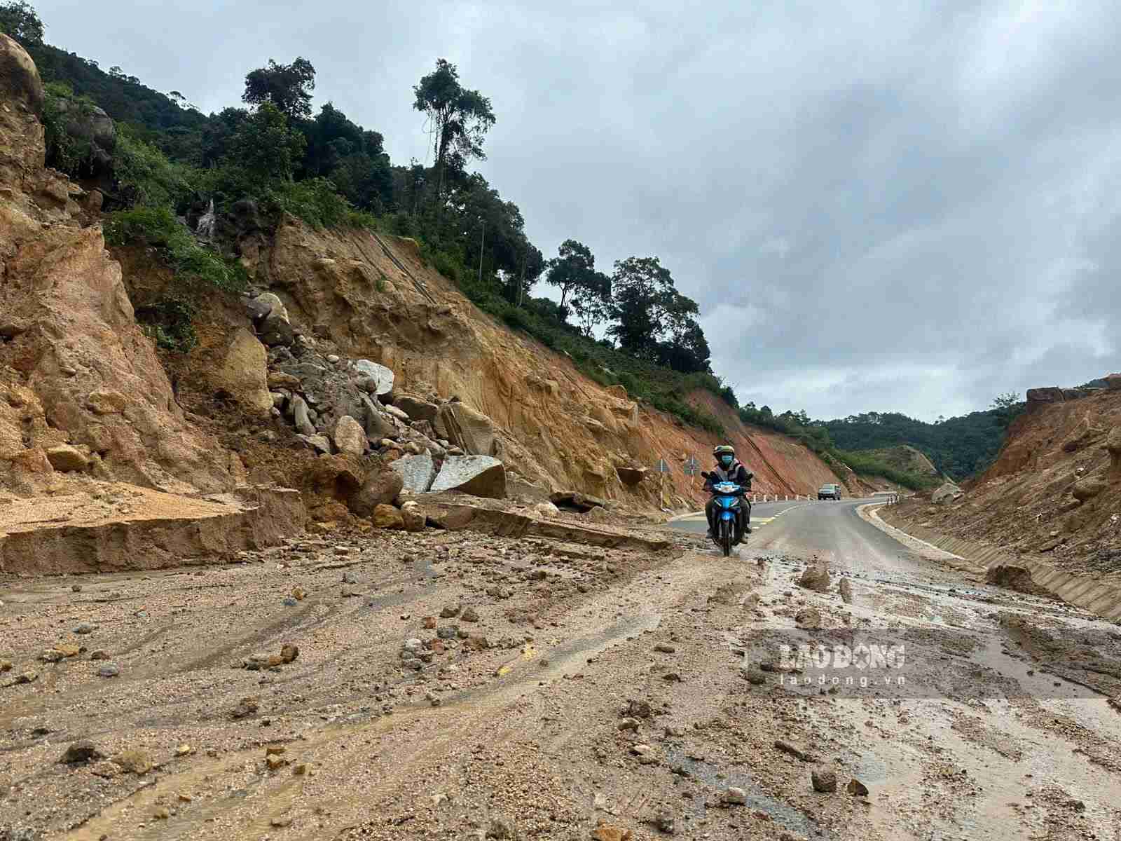 Landslides on Provincial Road 722 connecting Da Lat with Dak Lak are complicated due to prolonged heavy rain. Photo taken on September 11 (Photo: Phuc Khanh)