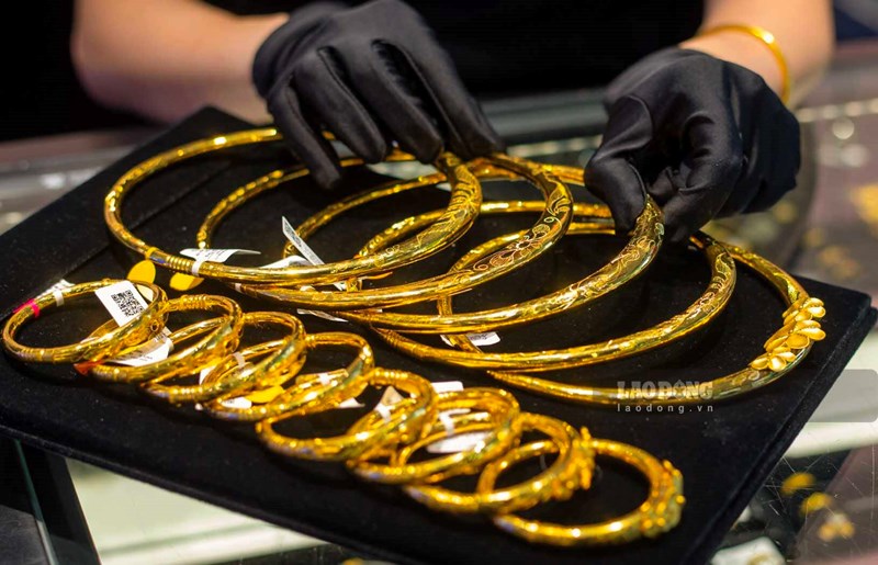 World gold prices recovered in the last session of the week, but have not yet escaped the short-term correction trend. Photo: Phan Anh