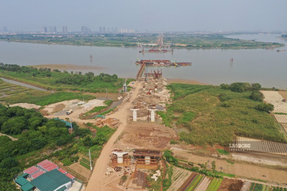 Projet du pont Ngọc Hồi et des routes d'accès aux deux extrémités du pont après plus d'un an de construction, le 8 septembre. Photo: Sóng Hữu