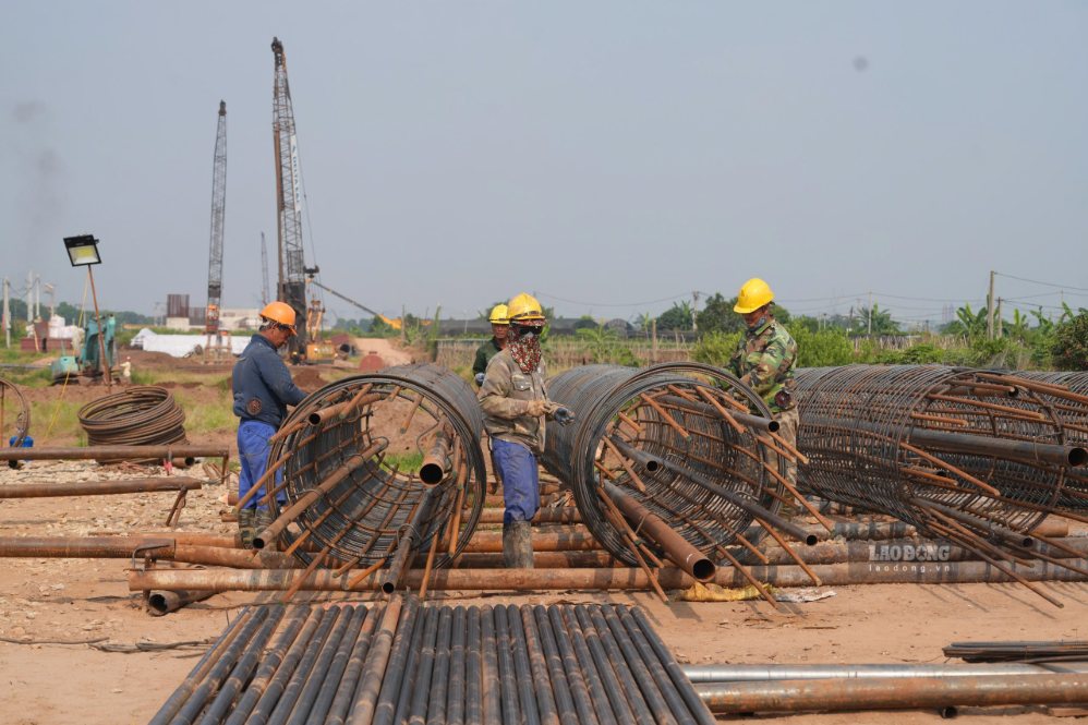 Công nhân làm việc trên công trường dự án. Ảnh: Sóng Hữu 