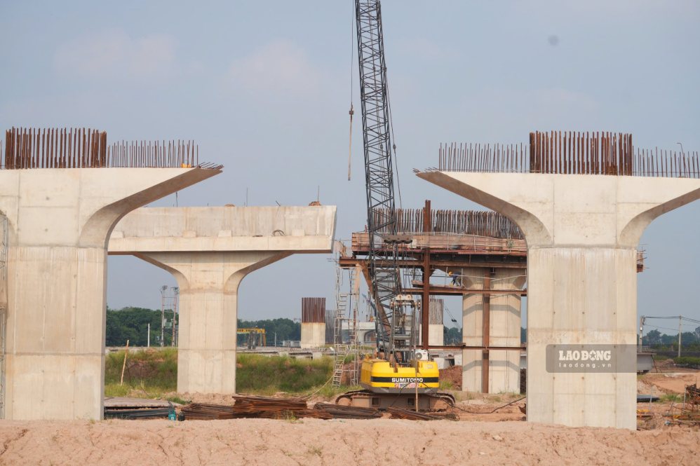 Nhiều trụ cầu đã lộ diện hình hài. Ảnh: Sóng Hữu 
