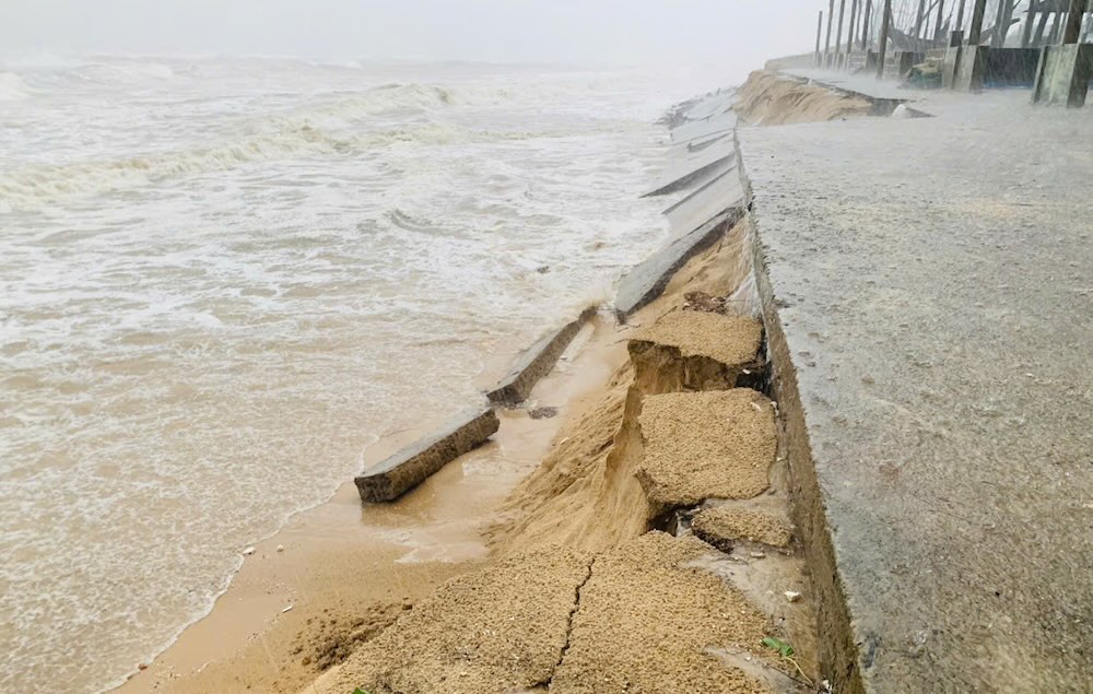Dans l'après-midi du 12 septembre, de grosses vagues ont frappé la côte de My Thuy, creusant profondément la couche de sable en dessous, provoquant des fissures et des affaissements sur de nombreuses sections de routes côtières en béton. Photo: Fournie par le Comité populaire de la commune de My Thuy