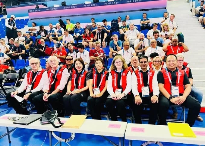 부이 티 킴 옌 심판(앞줄, 왼쪽에서 세 번째)은 2024년 프랑스 올림픽에서 임무를 수행했으며 아시안 게임 20에 계속 출전했습니다. 사진: 부 부