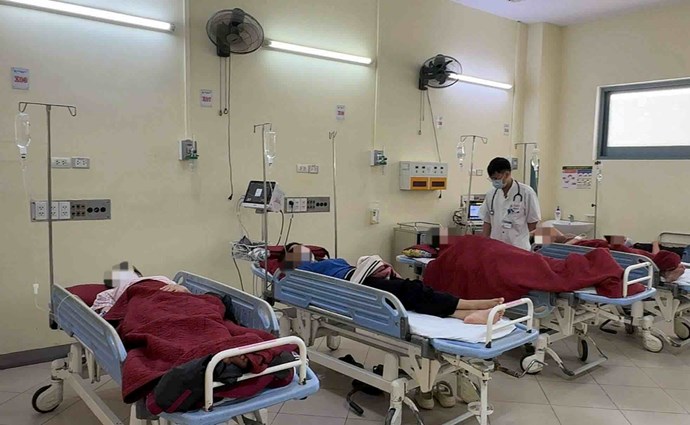 Patients suspected of poisoning in Hue are actively cared for and treated by doctors (photo taken on the afternoon of September 11). Photo: Hospital provided