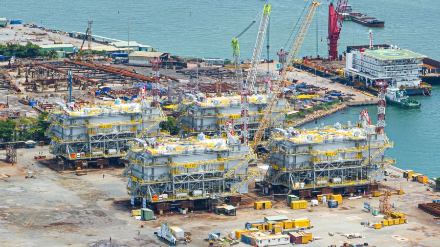 Las obras se botaron con éxito, preparándose para entrar en el viaje al mar, realizando trabajos de instalación y conexión en alta mar en Polonia. Foto: Petrovietnam