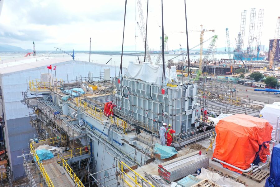 Người lao động thi công dự án trên bãi chế tạo PTSC M&C. Ảnh: Petrovietnam