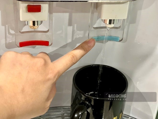 Filtered water or fruit juice are both good for the liver. Photo: Quang Minh.