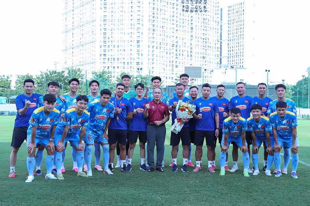 VFF General Secretary Nguyen Van Phu encourages and assigns tasks to U23 Vietnam before leaving for ASIAD 2026. Photo: VFF
