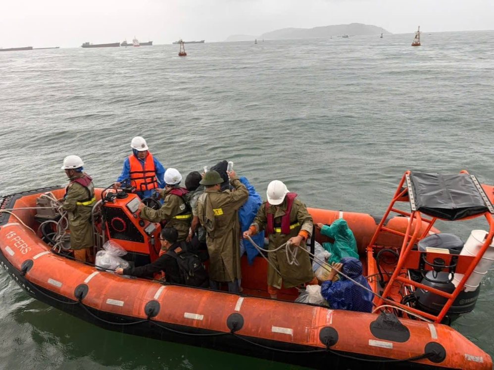 Officers and soldiers of Tan Hiep Commune Military Command and Cu Lao Cham Border Guard force support the movement of patients in stormy sea weather. Photo: Tan Hiep Commune Military Command