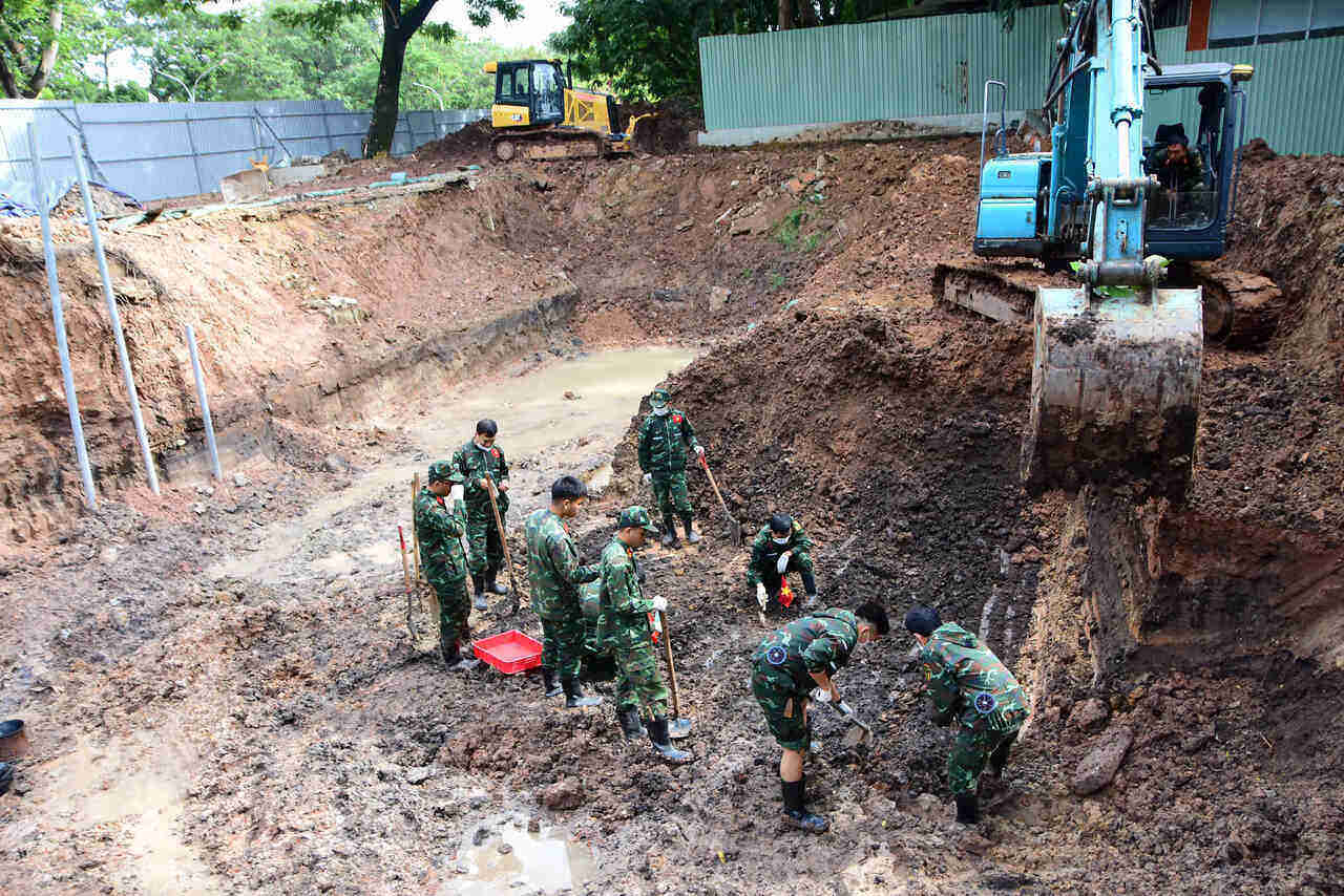 Công tác tìm kiếm được mở rộng tại rãnh số 2 thuộc Khu A, Công viên Lê Thị Riêng. Ảnh: Bộ tư lệnh TPHCM
