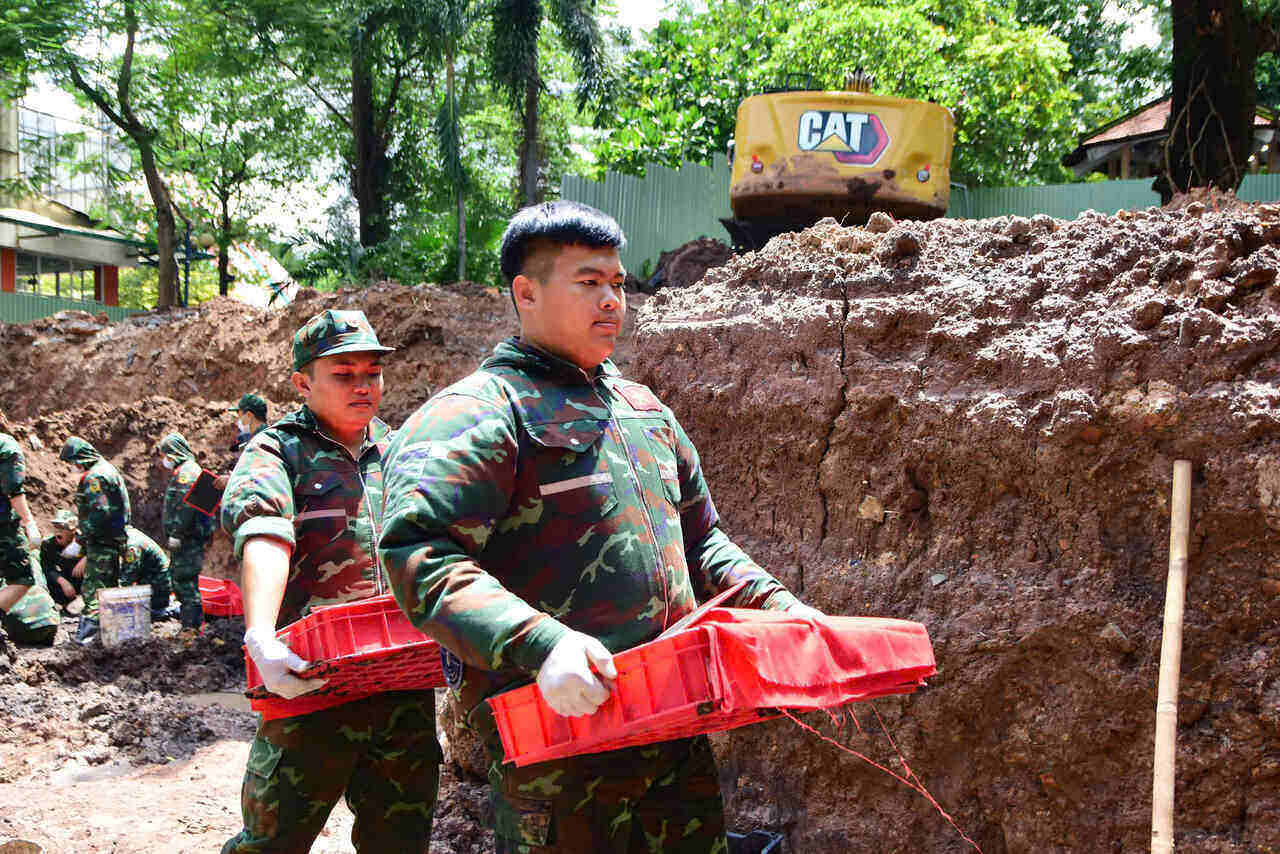 Functional forces continue to search for and repatriate martyrs' remains in Zone A, Le Thi Rieng Park. Photo: Ho Chi Minh City Command photo taken on September 12