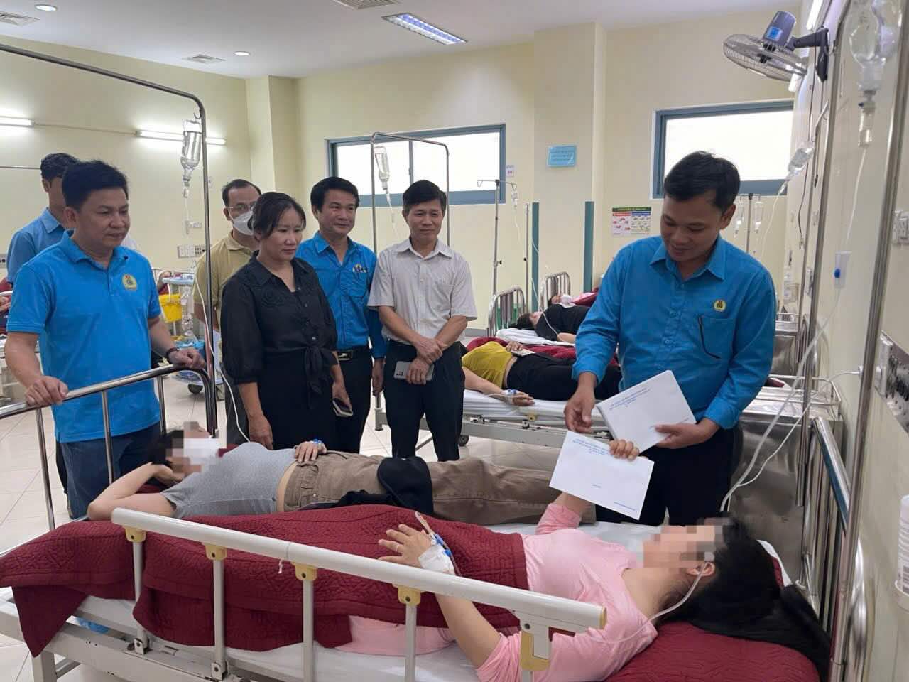 Mr. Nguyen Quy - Vice Chairman of Hue City Labor Federation - encourages and provides support to union members and workers suspected of food poisoning. Photo: Hue City Labor Federation