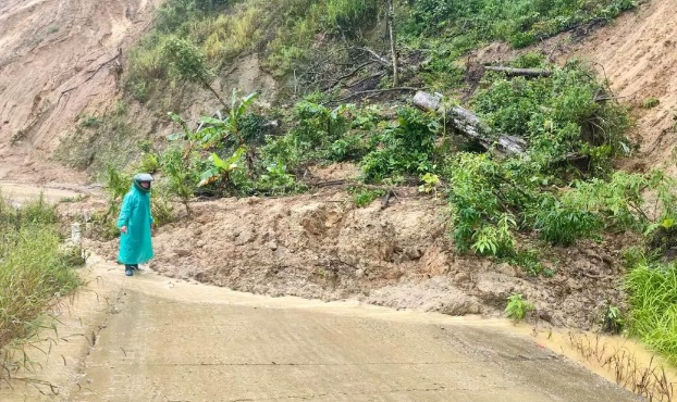 Sạt lở trên địa bàn 2 xã miền núi Hùng Sơn và Đông Giang, Đà Nẵng. Ảnh: Parai - UBND xã Đông Giang