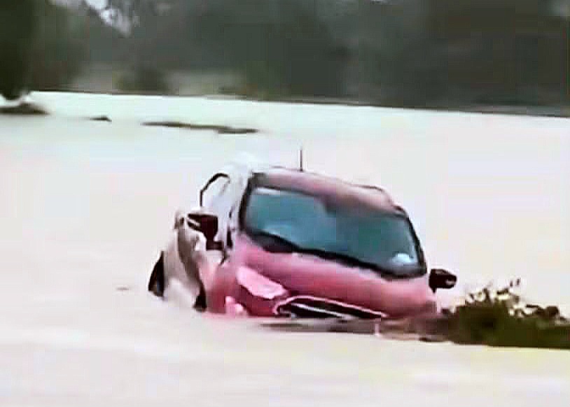 Car swept away by water after heavy rain on the inter-village road through Thu Bon commune, Da Nang. Photo: Viet Pham
