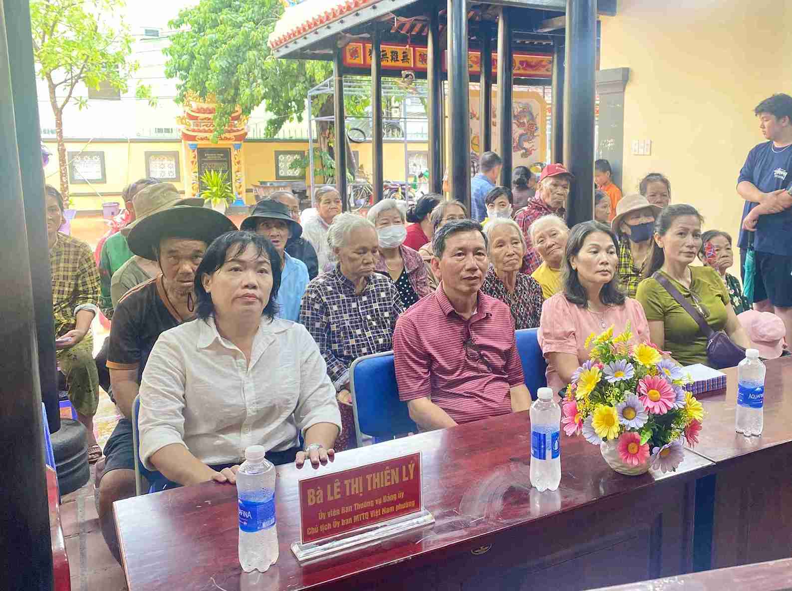 Le comité d'organisation a remis 100 cadeaux aux familles en difficulté. Photo: Front de la patrie Nam Nha Trang (prise en septembre 2026)