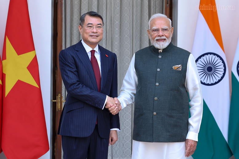 Politburo member, Prime Minister Le Minh Hung and Indian Prime Minister Narendra Modi take a group photo before the talks. Photo: chinhphu.vn/Nhat Bac