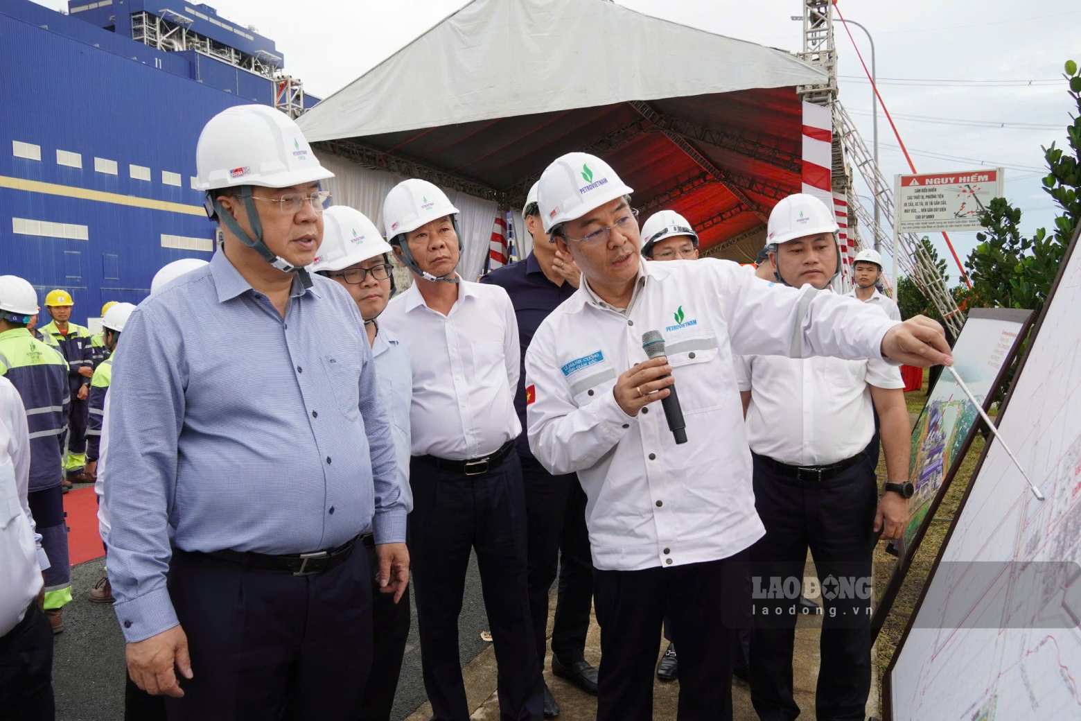Politburo member, Standing Deputy Prime Minister Pham Gia Tuc inspects the implementation of power projects in Can Tho City. Photo: Ta Quang