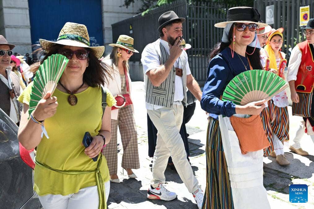People holding fans amidst the heatwave in Madrid, Spain, May 24, 2026. Photo: Xinhua