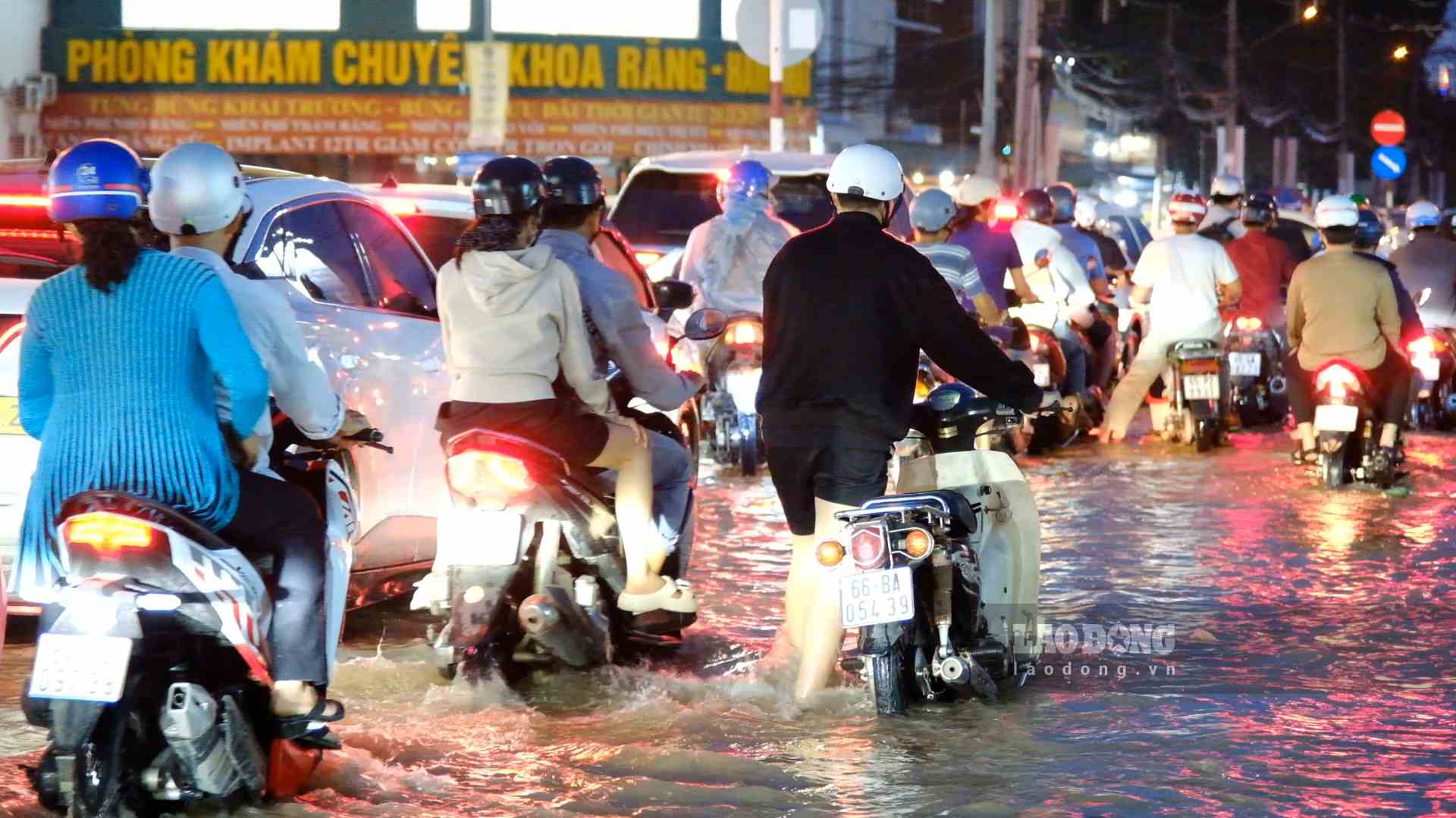 High tide rises, Can Tho people struggle to push carts in the late afternoon.