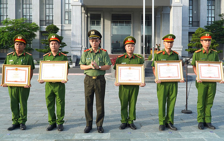 Le major-général Vu Nhu Ha - directeur de la police provinciale de Tay Ninh - a remis des certificats de mérite à 5 personnes. Photo: Police provinciale de Tay Ninh