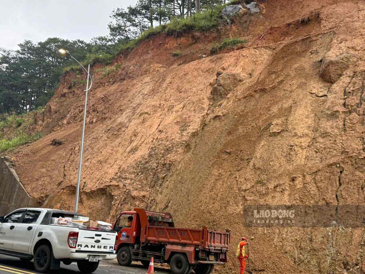Mưa lớn đang diễn biến phức tạp, nguy cơ sạt lở trên đèo Prenn đang rất cao. Ảnh: Nhi Nhi