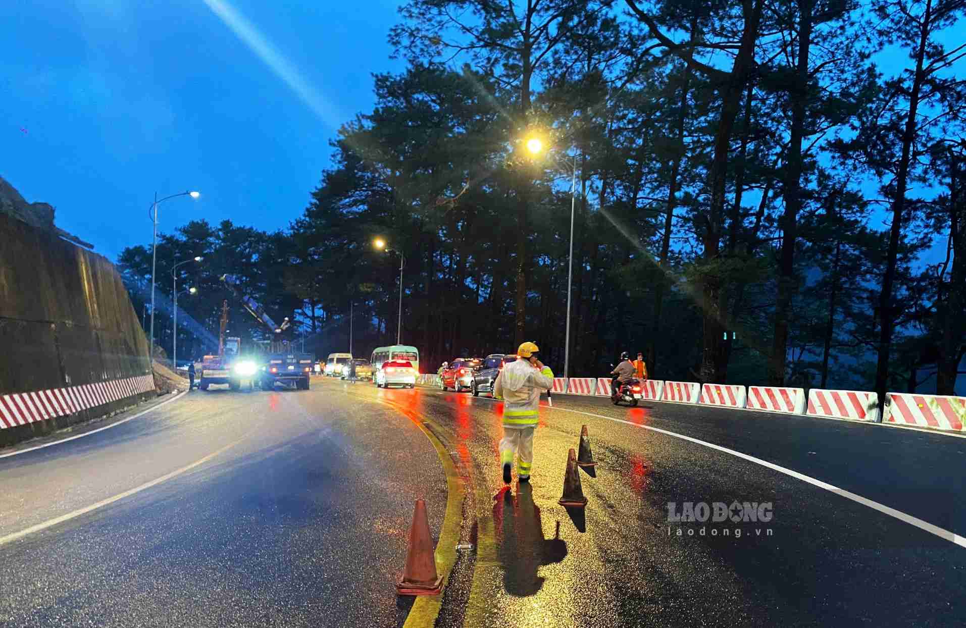 Các lực lượng phối hợp điều tiết giao thông, khắc phục sạt lở trên đèo Prenn vào chiều tối 12.9. Ảnh: Phúc Khánh
