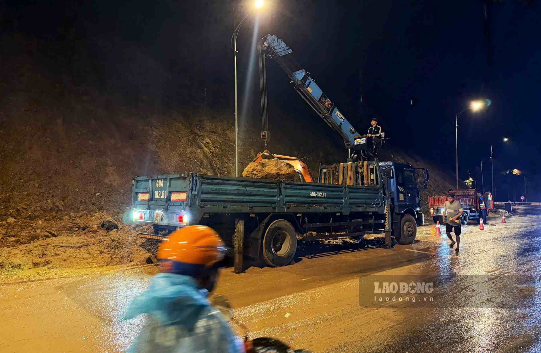 Forces focus on overcoming the landslide point on Prenn Pass on the evening of September 12. Photo: Phuc Khanh
