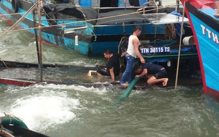 Chiều 12.9, một tàu cá của ngư dân bị sóng dữ đánh chìm ở cảng cá Thuận An. Ảnh: UBND phường Thuận An cung cấp
