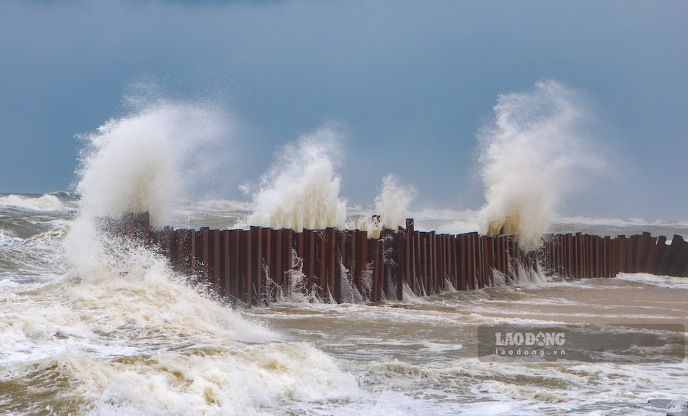 In the late afternoon of September 12, large waves continuously hit Thuan An beach, directly impacting the area where the landslide treatment project is being constructed. Photo: Nguyen Luan