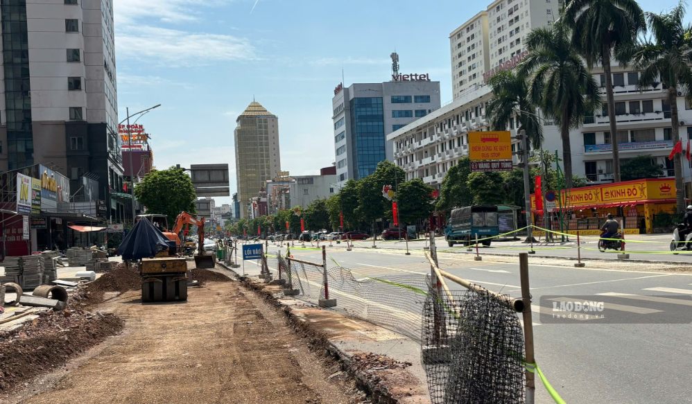 Công trường dự án cải tạo, chỉnh trang tuyến đường Hoàng Văn Thụ. Ảnh: Việt Bắc - chụp ngày 12.9