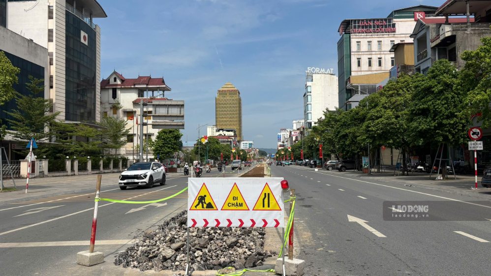 The road is being renovated with the goal of reducing congestion. Photo: Viet Bac - taken on September 12