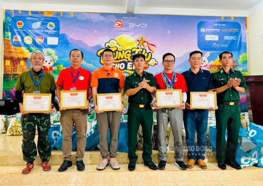 Ban Chỉ huy Đồn Biên phòng Bu Cháp trao biểu trưng tri ân các nhà tài trợ tại chương trình. Ảnh: Linh Khôi