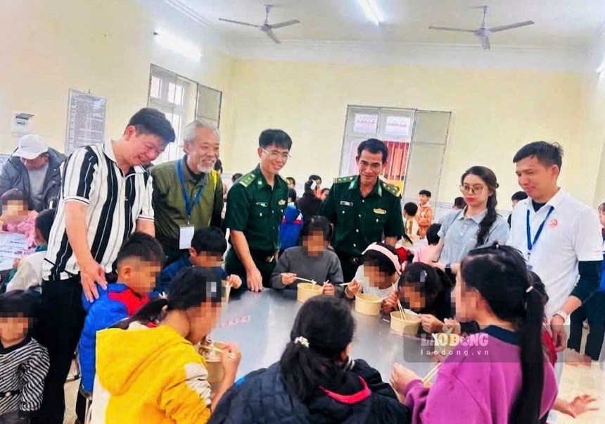 Các em thiếu nhi thưởng thức “Bữa ăn cho em” tại chương trình “Biên cương - Đêm hội trăng rằm” ở xã biên giới Quảng Trực. Ảnh: Linh Khôi