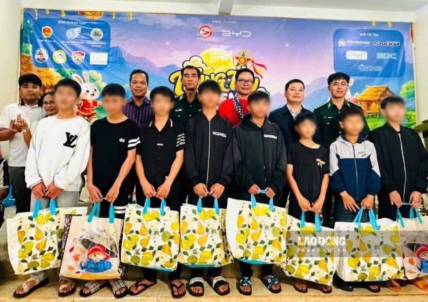 각 부서 대표들이 꽝사 지역의 어려운 환경에 처한 학생들에게 추석 선물을 전달하고 있습니다. 사진: 린코이