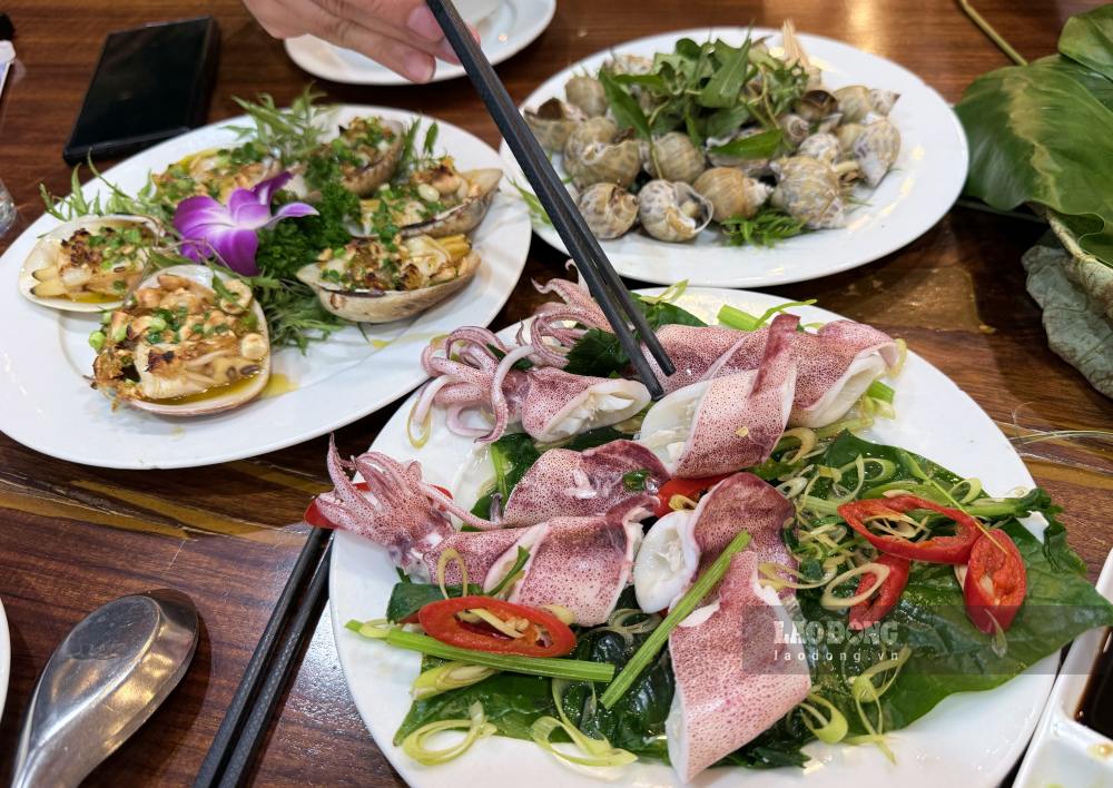 Foods rich in Vitamin D such as seafood and eggs can contribute to maintaining bone and joint health after age 60. Photo: Tra My