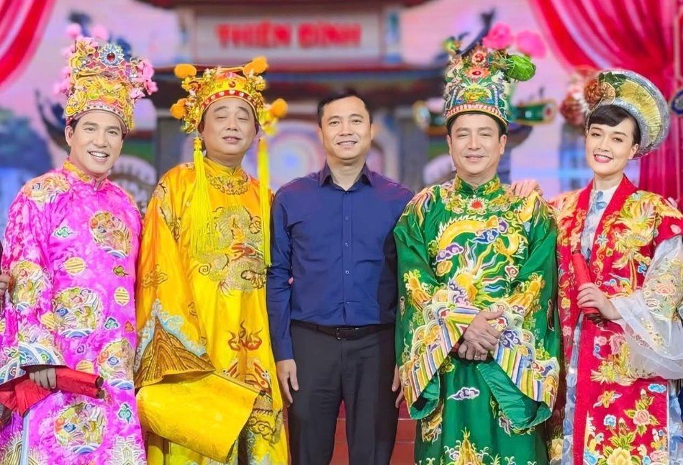 Director Do Thanh Hai (middle) and the cast participating in "Tao Quan". Photo: VTV