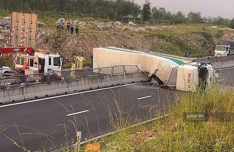 Trailer truck overturns, blocking Vinh Hao - Phan Thiet expressway, causing 2-way traffic jam, morning of September 13. Photo: Duc Thinh