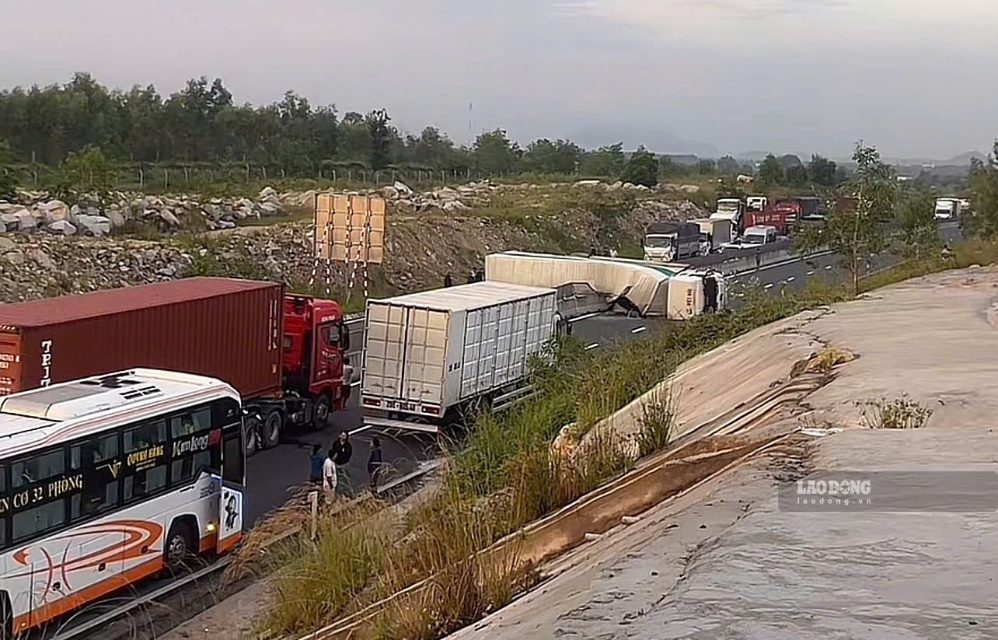 Các phương tiện ùn tắc kéo dài sáng 13.9. Ảnh: Duy Tuấn 