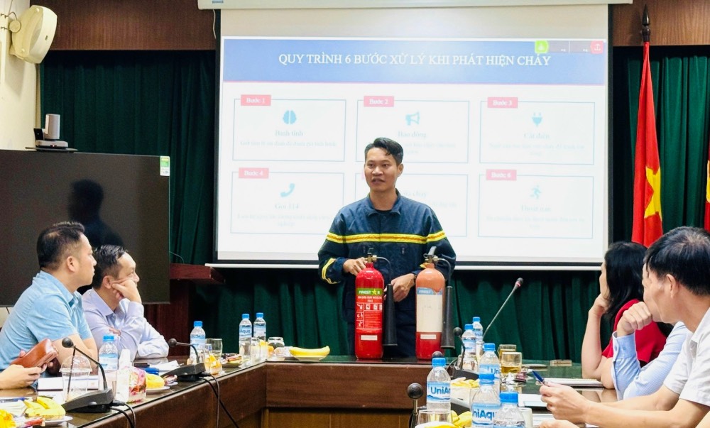Le Syndicat de l'industrie et du commerce du Vietnam organise un programme de formation sur la prévention et la lutte contre les incendies et le sauvetage pour les cadres et le personnel de l'agence. Photo: Hoàng Tuấn / Syndicat de l'industrie et du commerce du Vietnam