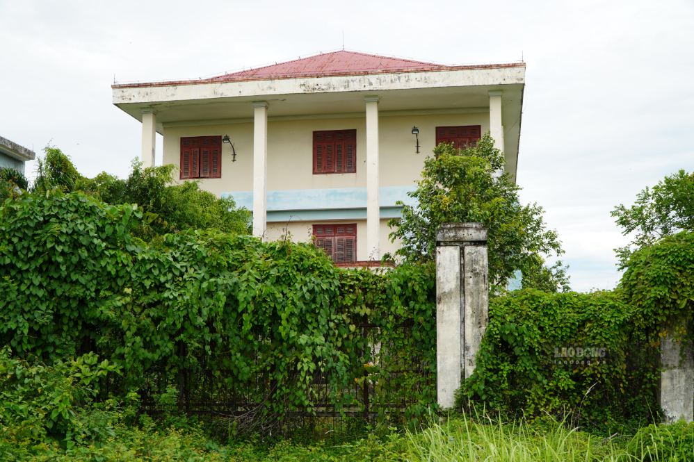A redundant housing and land facility located on National Highway 1, in Truong Quang Trong ward, Quang Ngai province. Photo: Vien Nguyen taken at noon on September 13